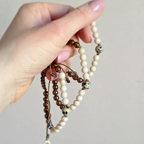 Pebbles męska bransoletka z jaspisem dalmatyńskim, kamieniem rzecznym i hematytem na brązowym sznurku – ręcznie tworzona biżuteria z kamieni naturalnych magneska.pl