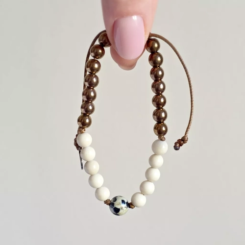 Pebbles męska bransoletka z jaspisem dalmatyńskim, kamieniem rzecznym i hematytem na brązowym sznurku – ręcznie tworzona biżuteria z kamieni naturalnych magneska.pl