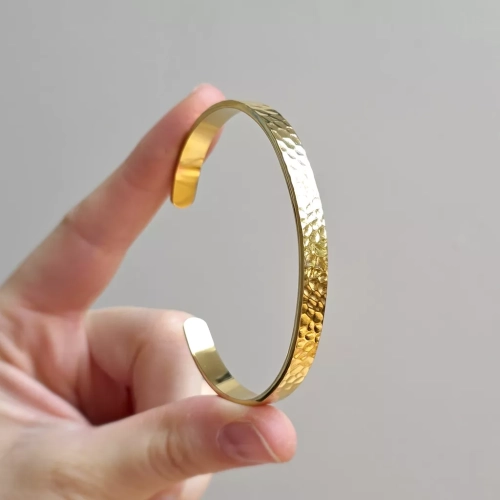 Bransoleta bangle ze stali chirurgicznej, młotkowany wzór. Biżuteria uzupełniająca kamienie naturalne. Magneska.pl