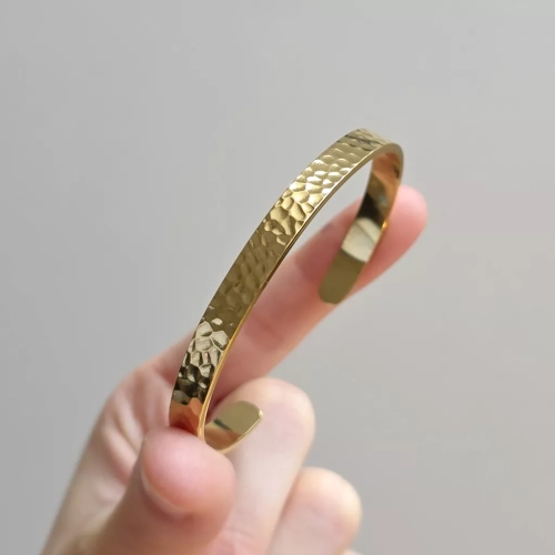 Bransoleta bangle ze stali chirurgicznej, młotkowany wzór. Biżuteria uzupełniająca kamienie naturalne. Magneska.pl