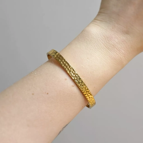 Bransoleta bangle ze stali chirurgicznej, młotkowany wzór. Biżuteria uzupełniająca kamienie naturalne. Magneska.pl