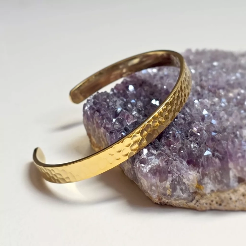 Bransoleta bangle ze stali chirurgicznej, młotkowany wzór. Biżuteria uzupełniająca kamienie naturalne. Magneska.pl