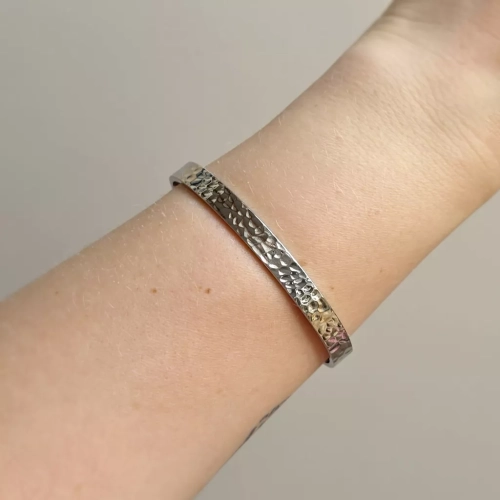 Bransoletka stal chirurgiczna młotkowana bangle. Magneska.pl biżuteria dla Ciebie