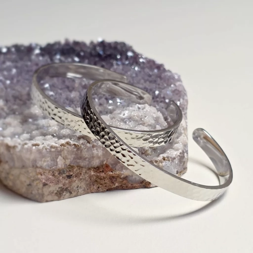 Bransoletka stal chirurgiczna młotkowana bangle. Magneska.pl biżuteria dla Ciebie