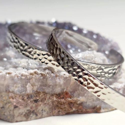 Bransoletka stal chirurgiczna młotkowana bangle. Magneska.pl biżuteria dla Ciebie