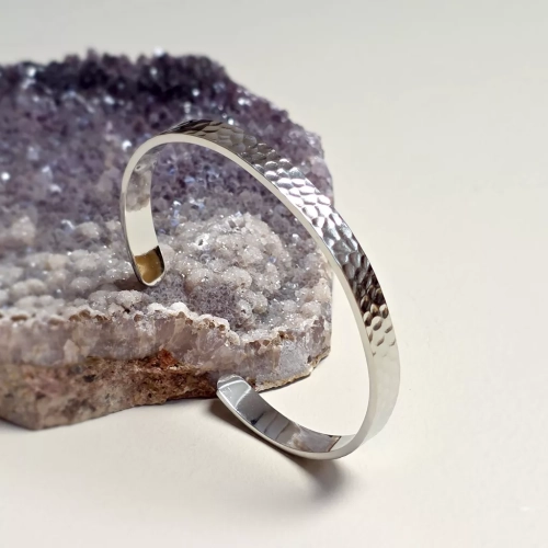 Bransoletka stal chirurgiczna młotkowana bangle. Magneska.pl biżuteria dla Ciebie