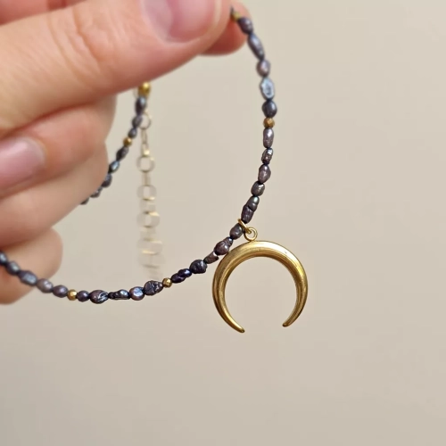 Naszyjnik choker z granatowych pereł i hematytu z zawieszką lunula – ręcznie tworzona biżuteria z kamieni naturalnych magneska.pl
