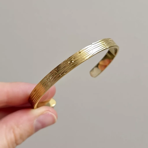 Bransoletka bangle złota stal chirurgiczna ze wzorem. Magneska.pl biżuteria ze stali szlachetnej