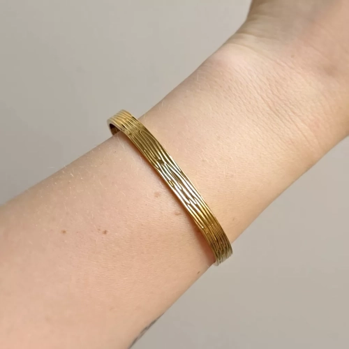Bransoletka bangle złota stal chirurgiczna ze wzorem. Magneska.pl biżuteria ze stali szlachetnej