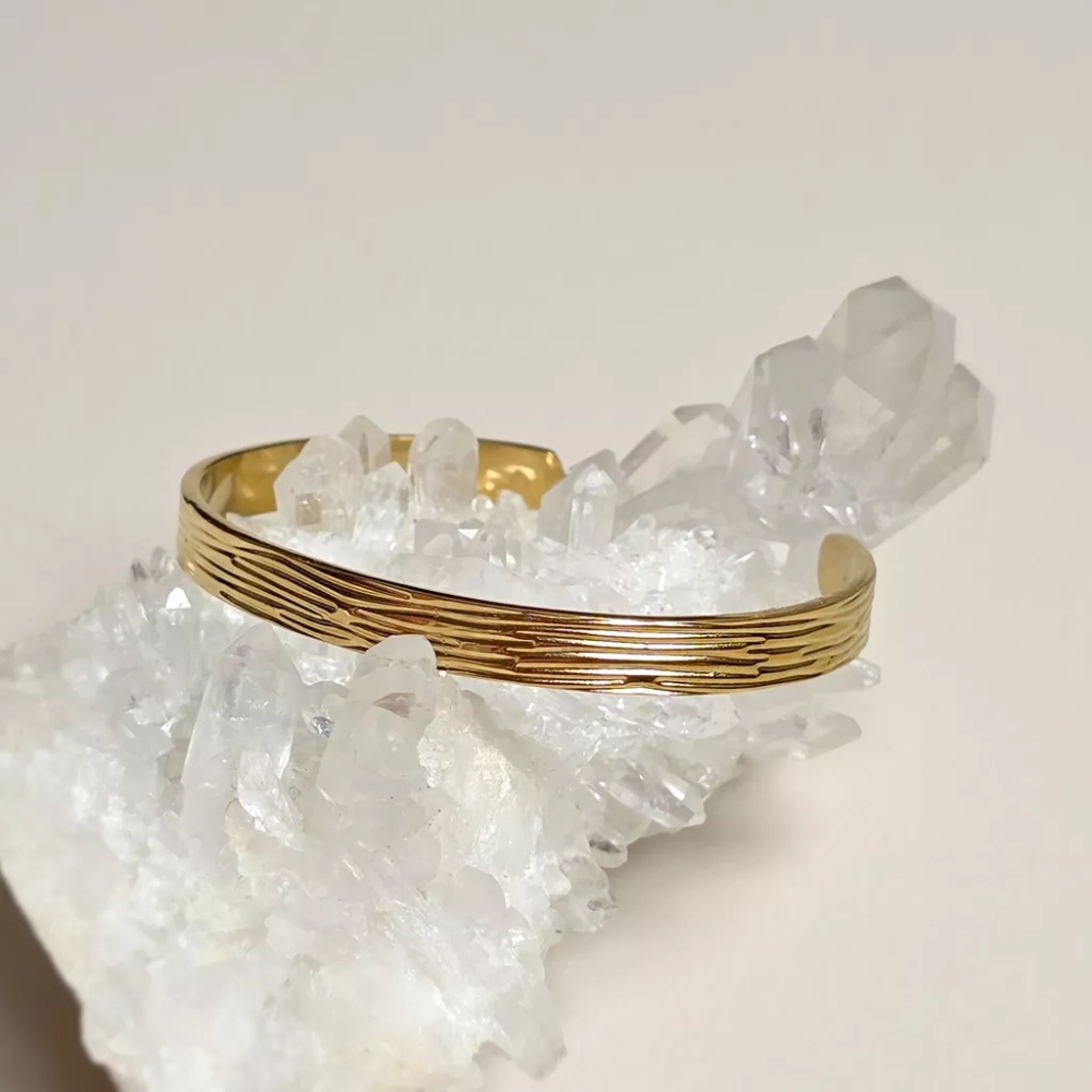 Bransoletka bangle złota stal chirurgiczna ze wzorem. Magneska.pl biżuteria ze stali szlachetnej