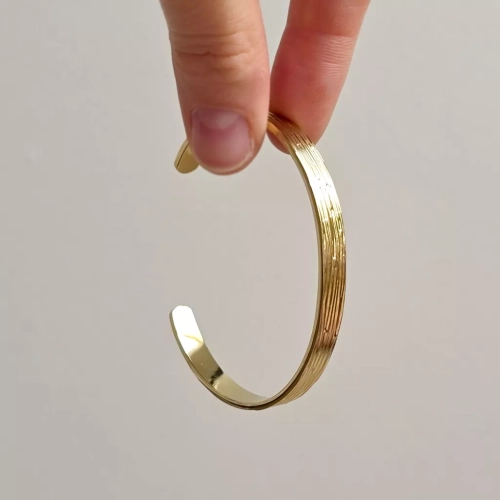 Bransoletka bangle złota stal chirurgiczna ze wzorem. Magneska.pl biżuteria ze stali szlachetnej