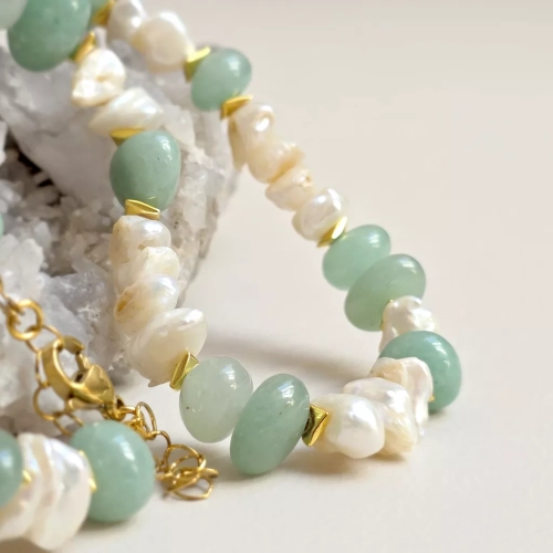 Unikatowy naszyjnik choker z nieregularnych pereł, zielonego awenturynu i hematytu. Naturalna biżuteria pełna kobiecości, harmonii, świeżości i organicznego piękna. Magneska.pl