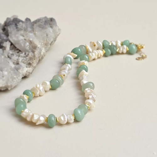 Unikatowy naszyjnik choker z nieregularnych pereł, zielonego awenturynu i hematytu. Naturalna biżuteria pełna kobiecości, harmonii, świeżości i organicznego piękna. Magneska.pl