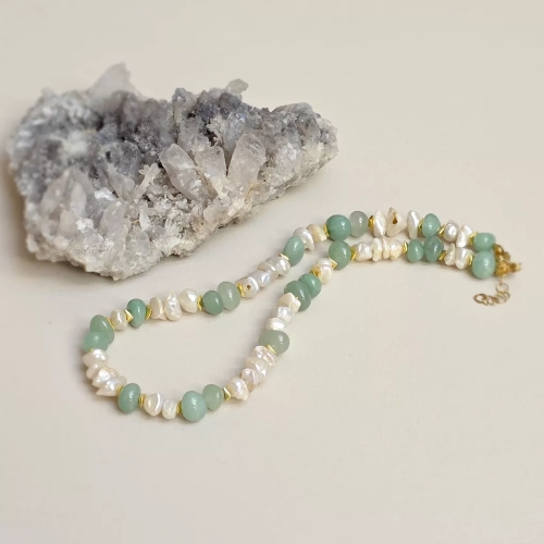 Unikatowy naszyjnik choker z nieregularnych pereł, zielonego awenturynu i hematytu. Naturalna biżuteria pełna kobiecości, harmonii, świeżości i organicznego piękna. Magneska.pl