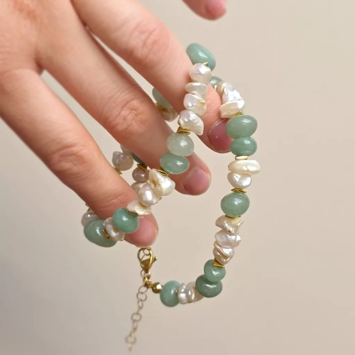 Unikatowy naszyjnik choker z nieregularnych pereł, zielonego awenturynu i hematytu. Naturalna biżuteria pełna kobiecości, harmonii, świeżości i organicznego piękna. Magneska.pl