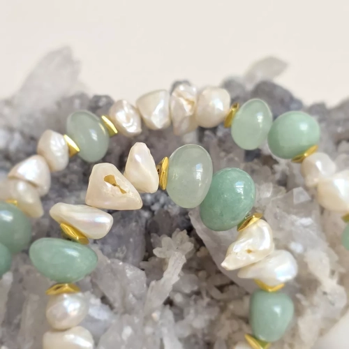 Unikatowy naszyjnik choker z nieregularnych pereł, zielonego awenturynu i hematytu. Naturalna biżuteria pełna kobiecości, harmonii, świeżości i organicznego piękna. Magneska.pl