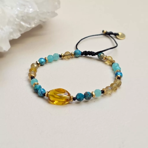 Bransoletka Fullness of inspired action z cytrynem, chryzokolą, amazonitem, fluorytem żółtym i hematytem na regulowanym sznurku, ręcznie wykonana biżuteria z kamieni naturalnych od magneska.pl.