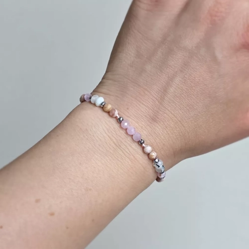 Bransoletka Fullness of Feminine Grace z kunzytem, rodochrozytem, kamieniem księżycowym i hematytem na różowym sznurku – ręcznie tworzona biżuteria z kamieni naturalnych od magneska.pl