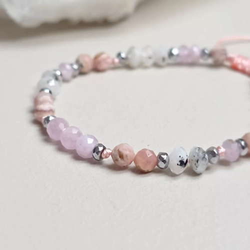 Bransoletka Fullness of Feminine Grace z kunzytem, rodochrozytem, kamieniem księżycowym i hematytem na różowym sznurku – ręcznie tworzona biżuteria z kamieni naturalnych od magneska.pl