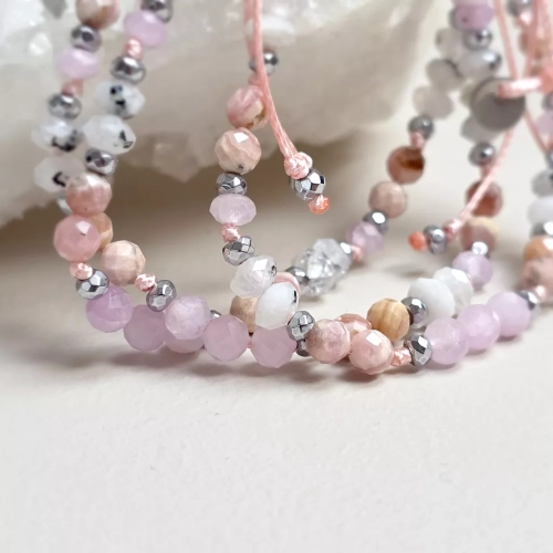 Bransoletka Fullness of Feminine Grace z kunzytem, rodochrozytem, kamieniem księżycowym i hematytem na różowym sznurku – ręcznie tworzona biżuteria z kamieni naturalnych od magneska.pl