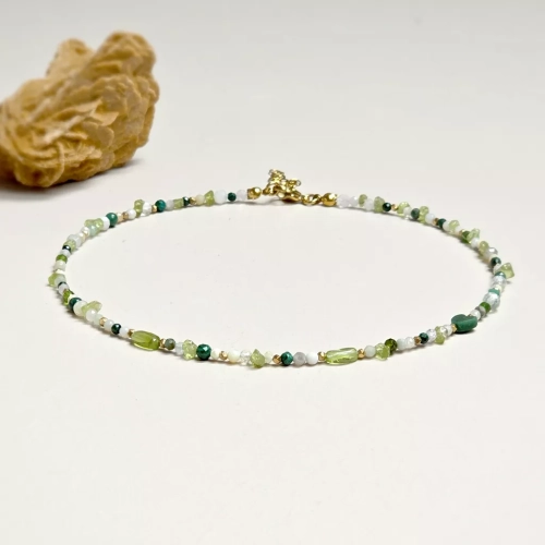 Naszyjnik choker z kamieni naturalnych w odcieniach zieleni i bieli – peridot, malachit, opal, agat, jadeit, diopsyd, kamień księżycowy i hematyt, ręcznie tworzona biżuteria magneska.pl