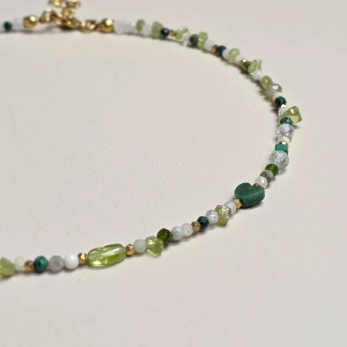 Naszyjnik choker z kamieni naturalnych w odcieniach zieleni i bieli – peridot, malachit, opal, agat, jadeit, diopsyd, kamień księżycowy i hematyt, ręcznie tworzona biżuteria magneska.pl