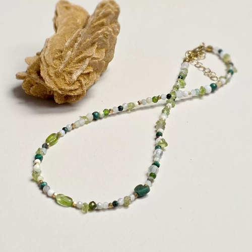 Naszyjnik choker z kamieni naturalnych w odcieniach zieleni i bieli – peridot, malachit, opal, agat, jadeit, diopsyd, kamień księżycowy i hematyt, ręcznie tworzona biżuteria magneska.pl