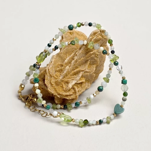 Naszyjnik choker z kamieni naturalnych w odcieniach zieleni i bieli – peridot, malachit, opal, agat, jadeit, diopsyd, kamień księżycowy i hematyt, ręcznie tworzona biżuteria magneska.pl