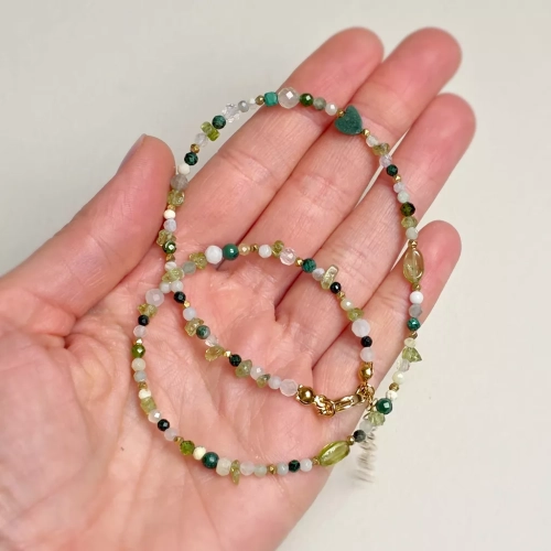 Naszyjnik choker z kamieni naturalnych w odcieniach zieleni i bieli – peridot, malachit, opal, agat, jadeit, diopsyd, kamień księżycowy i hematyt, ręcznie tworzona biżuteria magneska.pl