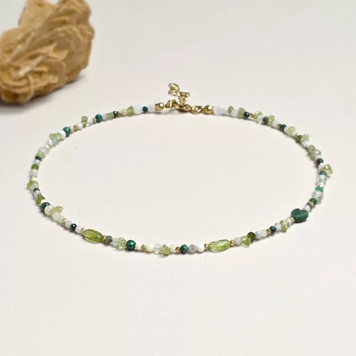 Naszyjnik choker z kamieni naturalnych w odcieniach zieleni i bieli – peridot, malachit, opal, agat, jadeit, diopsyd, kamień księżycowy i hematyt, ręcznie tworzona biżuteria magneska.pl
