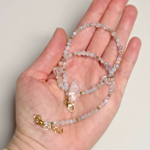 Naszyjnik choker z kryształem górskim, akwamarynem, fluorytem, labradorytem, kamieniem księżycowym, jadeitem, agatem, kamieniem słonecznym, kwarcem różowym i hematytem – ręcznie tworzona biżuteria magneska.pl
