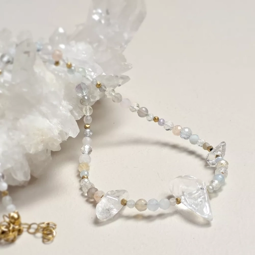 Naszyjnik choker z kryształem górskim, akwamarynem, fluorytem, labradorytem, kamieniem księżycowym, jadeitem, agatem, kamieniem słonecznym, kwarcem różowym i hematytem – ręcznie tworzona biżuteria magneska.pl
