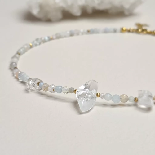 Naszyjnik choker z kryształem górskim, akwamarynem, fluorytem, labradorytem, kamieniem księżycowym, jadeitem, agatem, kamieniem słonecznym, kwarcem różowym i hematytem – ręcznie tworzona biżuteria magneska.pl
