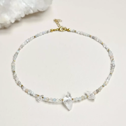 Naszyjnik choker z kryształem górskim, akwamarynem, fluorytem, labradorytem, kamieniem księżycowym, jadeitem, agatem, kamieniem słonecznym, kwarcem różowym i hematytem – ręcznie tworzona biżuteria magneska.pl