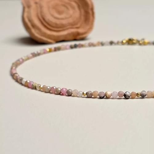 Naszyjnik choker z rodonitu, rodochrozytu, opalu różowego, kwarcu różowego, kamienia słonecznego, jaspisu pejzażowego i hematytu, ręcznie tworzona biżuteria z kamieni naturalnych magneska.pl