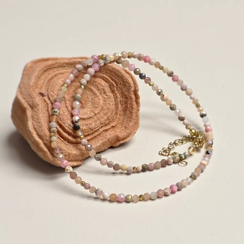 Naszyjnik choker z rodonitu, rodochrozytu, opalu różowego, kwarcu różowego, kamienia słonecznego, jaspisu pejzażowego i hematytu, ręcznie tworzona biżuteria z kamieni naturalnych magneska.pl