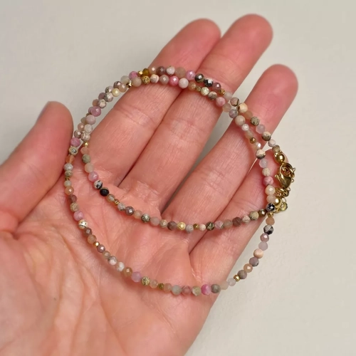 Naszyjnik choker z rodonitu, rodochrozytu, opalu różowego, kwarcu różowego, kamienia słonecznego, jaspisu pejzażowego i hematytu, ręcznie tworzona biżuteria z kamieni naturalnych magneska.pl