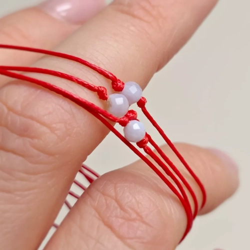 WishYou147 wep WishYouLuck niebieski agat koronkowy mini bransoletka szczęścia na czerwonym sznurku Magneska 6.webp