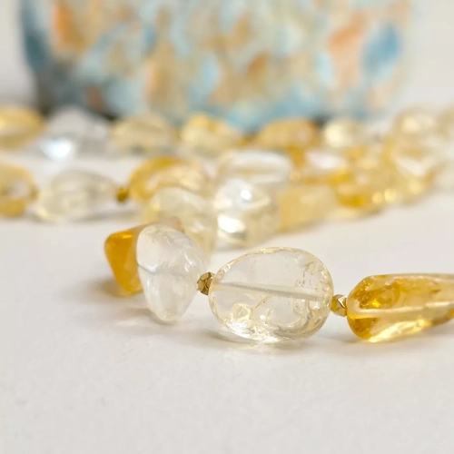 Ręcznie wykonany naszyjnik choker z dużych bryłek prażonego cytrynu, złotych hematytów i łańcuszka regulacyjnego – biżuteria z kamieni naturalnych magneska.pl.
