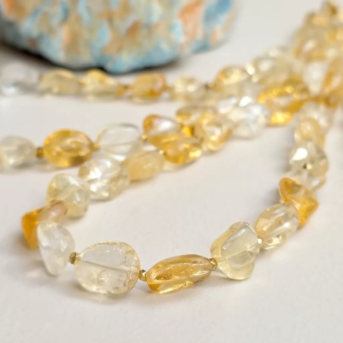 Ręcznie wykonany naszyjnik choker z dużych bryłek prażonego cytrynu, złotych hematytów i łańcuszka regulacyjnego – biżuteria z kamieni naturalnych magneska.pl.