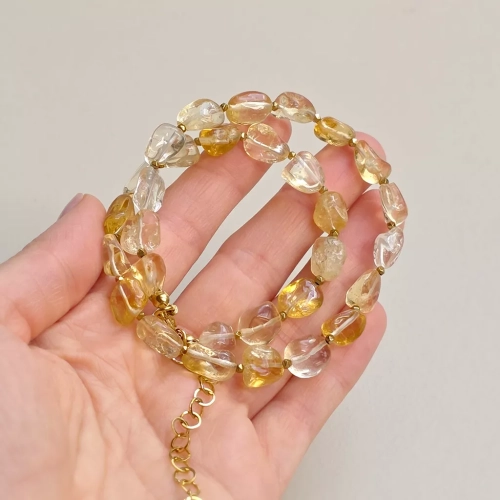 Ręcznie wykonany naszyjnik choker z dużych bryłek prażonego cytrynu, złotych hematytów i łańcuszka regulacyjnego – biżuteria z kamieni naturalnych magneska.pl.