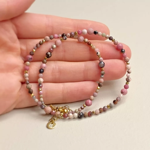 Ręcznie wykonany naszyjnik choker z fasetowanego rodonitu i złotego hematytu unikatowa biżuteria magneska.pl