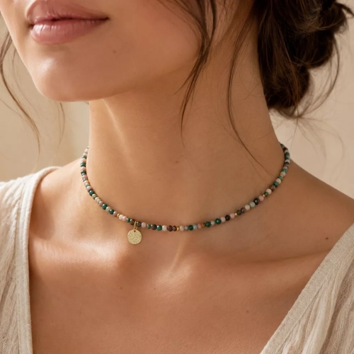 Unikatowy naszyjnik choker z malachitu, rodonitu i złotego hematytu z okrągłą zawieszką monetą – ręcznie tworzona biżuteria magneska.pl