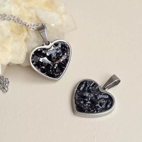 NAW1238 webp Naszyjnik czarny turmalin w żywicy srebrne serce stal chirurgiczna Sparkles black v.2 Magneska 3.webp