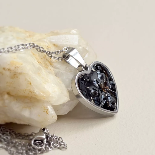 NAW1238 webp Naszyjnik czarny turmalin w żywicy srebrne serce stal chirurgiczna Sparkles black v.2 Magneska 4.webp