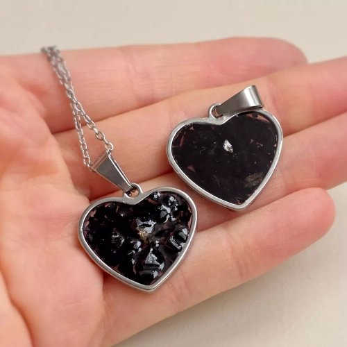 NAW1238 webp Naszyjnik czarny turmalin w żywicy srebrne serce stal chirurgiczna Sparkles black v.2 Magneska 6.webp
