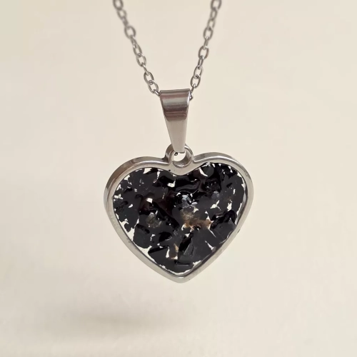 NAW1238 webp Naszyjnik czarny turmalin w żywicy srebrne serce stal chirurgiczna Sparkles black v.2 Magneska 7.webp