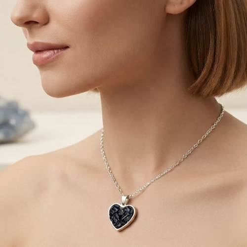 NAW1238 webp Naszyjnik czarny turmalin w żywicy srebrne serce stal chirurgiczna Sparkles black v.2 Magneska.webp