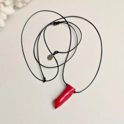 Unikatowy naszyjnik z czerwonym koralem o nieregularnym kształcie na regulowanym czarnym sznurku – ręcznie tworzona biżuteria magneska.pl