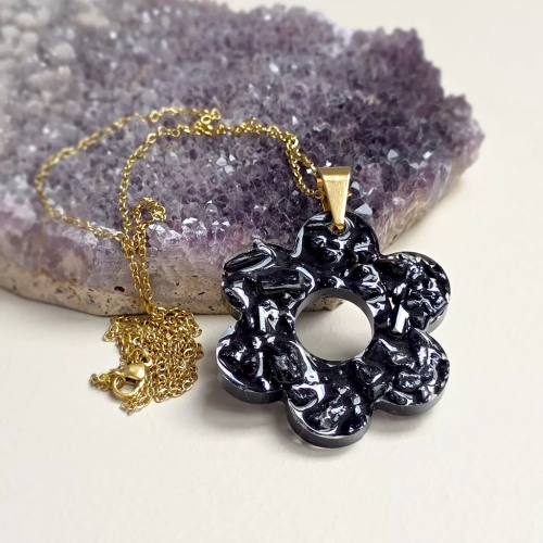 Naszyjnik Sparkles black z dużą zawieszką w kształcie kwiatka, wypełnioną czarnym turmalinem w żywicy, na złotym łańcuszku ze stali chirurgicznej – rękodzieło magneska.pl